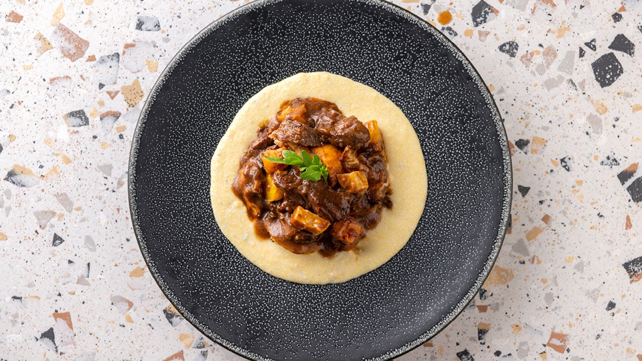 Dés de veau à la sauce tomates, légumes d’hiver et polenta